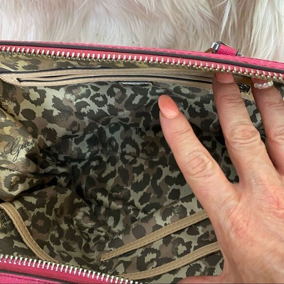 GUESS bright  Fuchia pink satchel bag with white cutout flower design - Picture 13 of 16